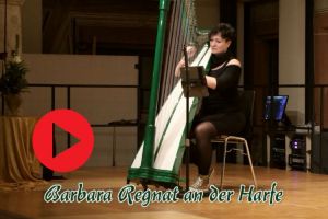 Barbara Regnat beim Harfenspiel