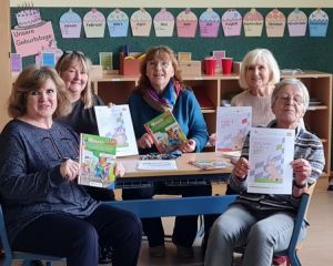Lesepatinnen der Dr.-Roßbach-Grundschule und Rektorin Pia Löffler bei der Arbeit mit FiLBy