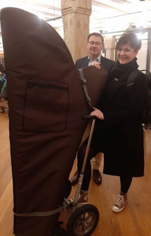 Barbara Regnat transportiert die Harfe assistiert von Michael Kosok mit ihrer Sackkarre