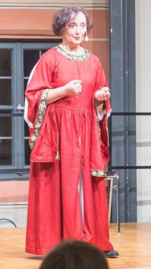 Margit Schreppel beim Märchenerzählen