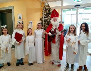 Der singende Bischof Nikolaus in charmanter Begleitung im Seniorenheim