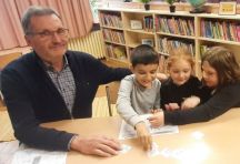 Lesepate Paul Krauß mit betreuten Schülern