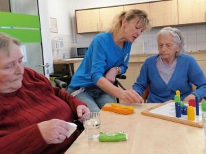 Claudia Weidner mit Seniorinnen