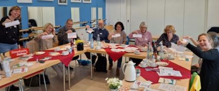 Teilnehmer und Moderatorin Birger beim Falten des Minibuches