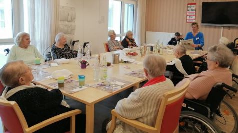 Claudia Weidner mit Seniorinnen