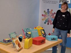 Moderatorin Iris Birger präsentiert die Bücher